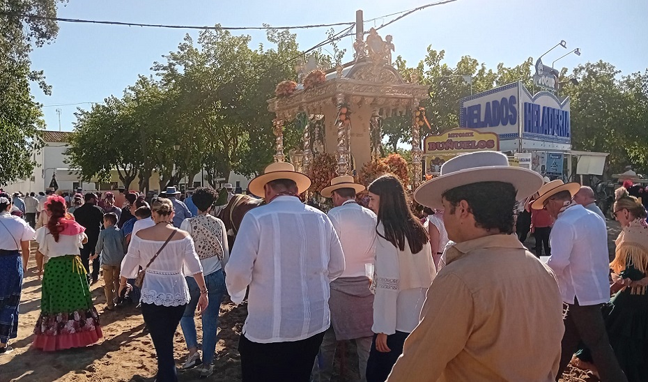 Romeros a su llegada a la aldea de El Rocío.